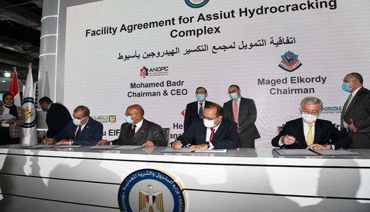 مصر توقع عقودا بقيمة 1.5 مليار دولار لتمويل مشروع مجمع إنتاج السولار بأسيوط