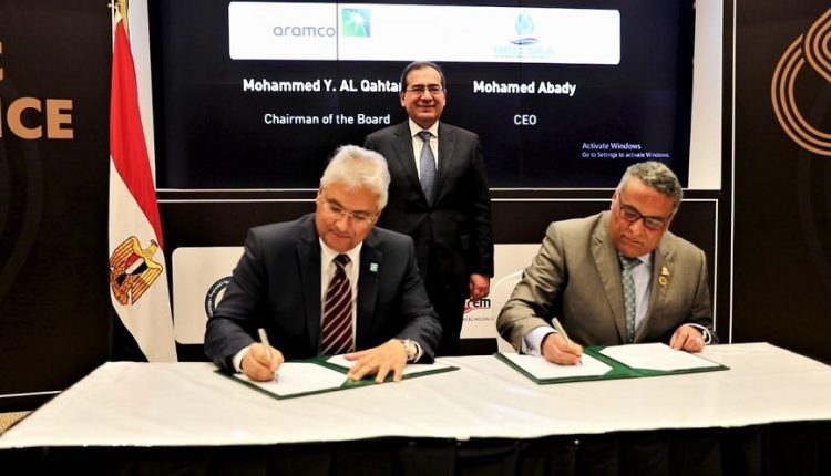 مصر توقع اتفاقا مع أرامكو السعودية لتوريد منتجات نفطية لمجمع البتروكيماويات بمحور قناة السويس