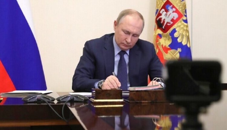 بوتين يوقع مرسوما يتيح سداد الالتزامات للأجانب بالروبل الروسي