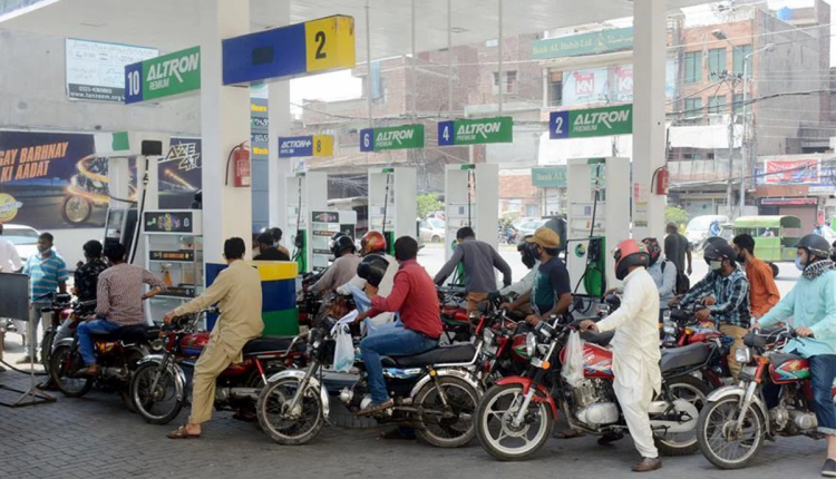 وزير المالية الباكستاني: سنرفع أسعار الوقود بعد الاتفاق مع صندوق النقد