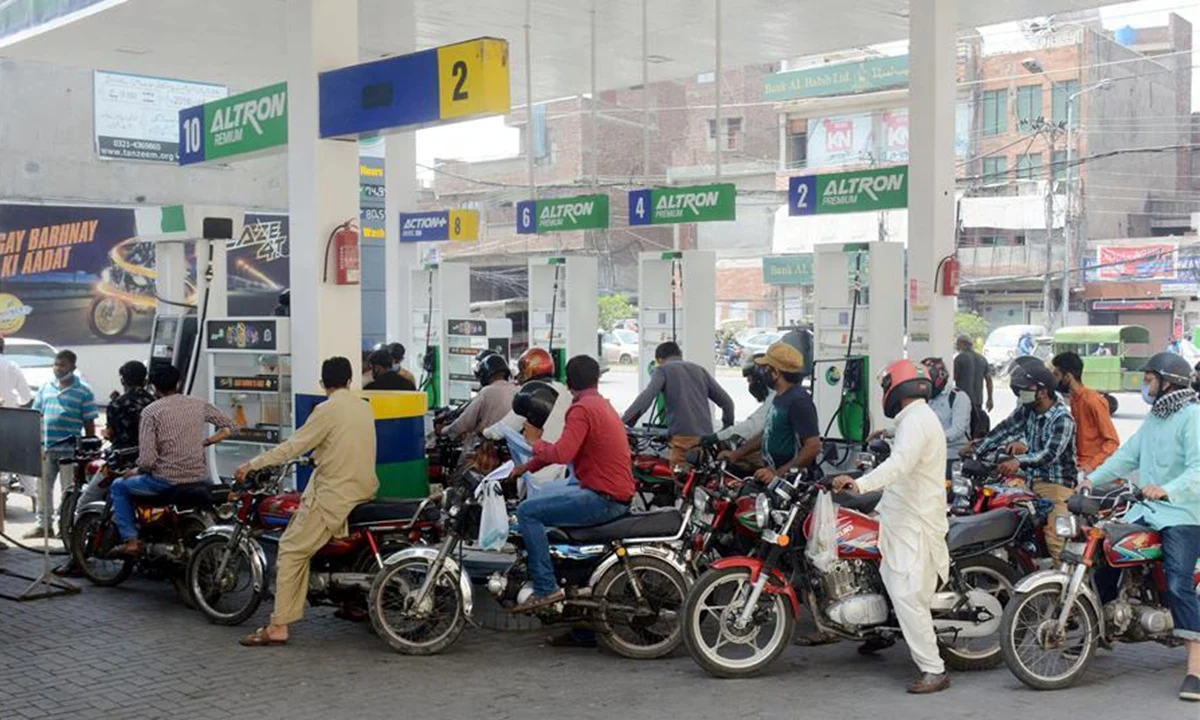 وزير المالية الباكستاني: سنرفع أسعار الوقود بعد الاتفاق مع صندوق النقد