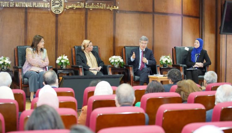 جيفري ساكس: مصر تستطيع التقدم بالتركيز على اقتصاد المعرفة والطاقة المتجددة والتعليم الفني