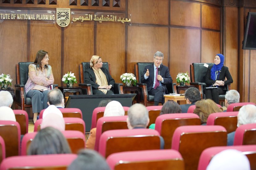 جيفري ساكس: مصر تستطيع التقدم بالتركيز على اقتصاد المعرفة والطاقة المتجددة والتعليم الفني