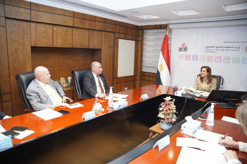 اجتمعت الدكتورة هالة السعيد، وزيرة التخطيط والتنمية الاقتصادية، مع مسؤولي جمعية المصدرين المصريين (Expo Link)، لبحث الموقف التنفيذي لإنشاء أول أكاديمية للتصدير في مصر.