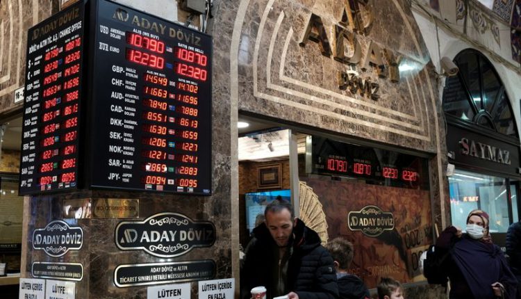 المركزي التركي يطالب البنوك بعدم تقديم مزايا إضافية على الودائع متغيرة الفائدة