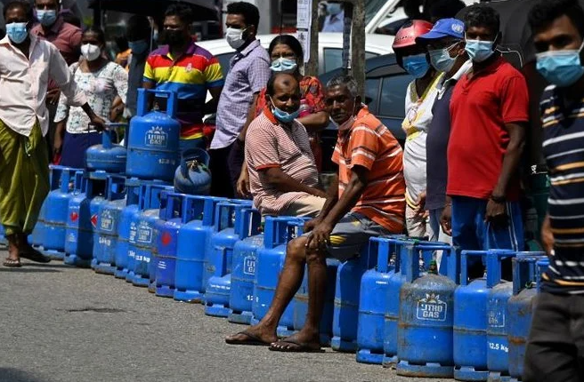 سريلانكا تفرض قيودا على التزود بالوقود