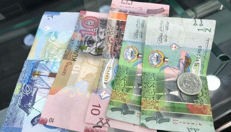 سعر بيع الدينار الكويتي يتراجع إلى 99.61 جنيها