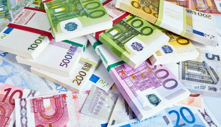 اليورو يتراجع إلى أدنى مستوى له وارتفاع الدولار قبل خطاب باول