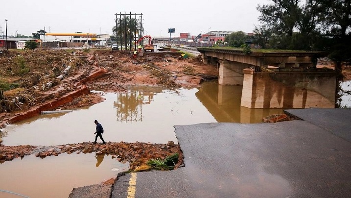 آثار الفيضانات في جنوب إفريقيا