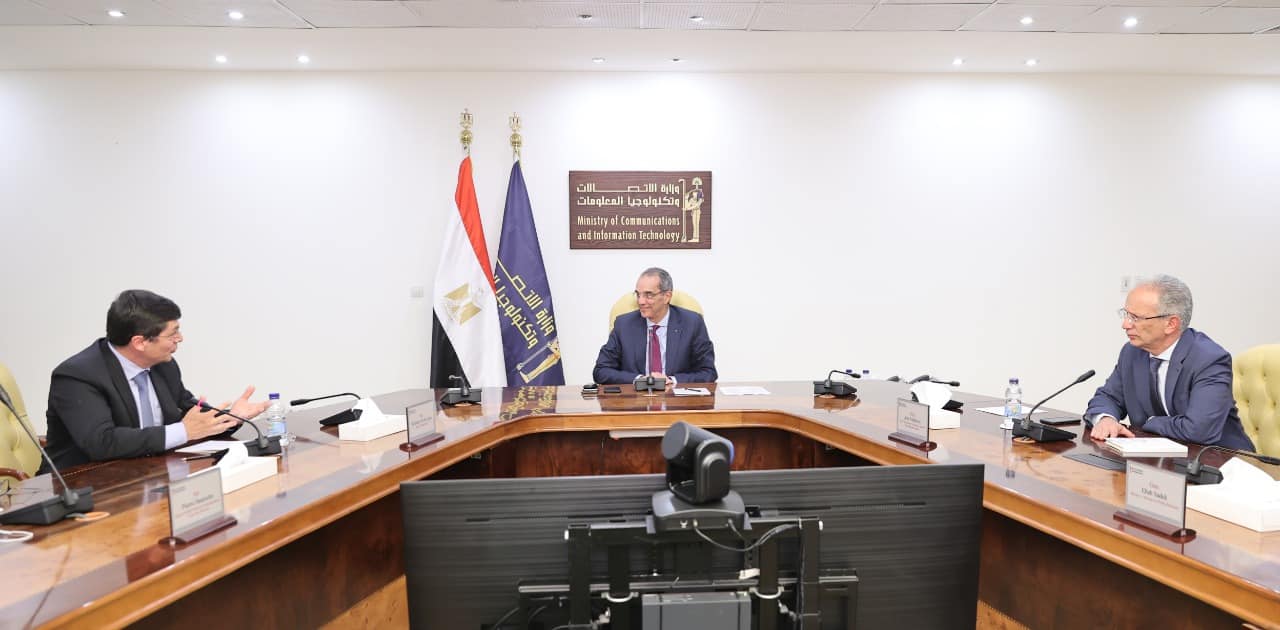 وزير الاتصالات يبحث مع إس. تي ميكرو إلكترونكس الخطط الاستثمارية للشركة فى مصر