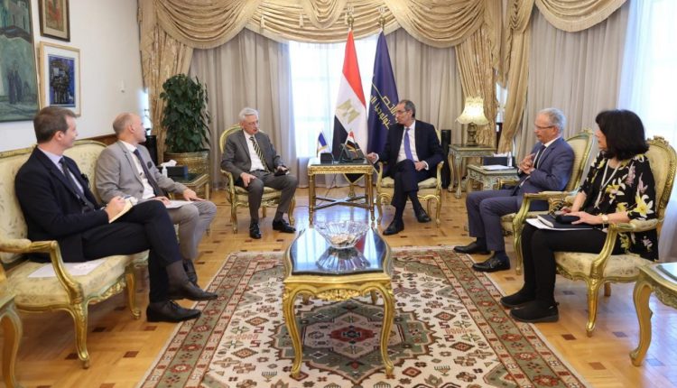 وزير الاتصالات يبحث مع سفير فرنسا تعزيز التعاون فى مجالات التحول الرقمي بمصر