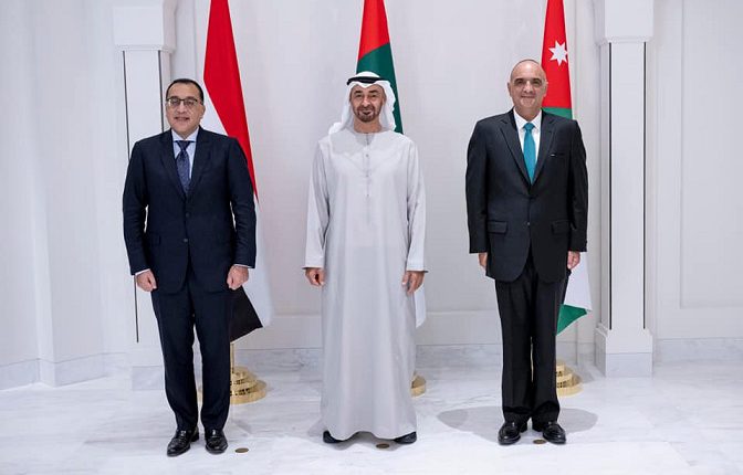 الشيخ محمد بن زايد يتوسط رئيسي وزراء مصر والأردن