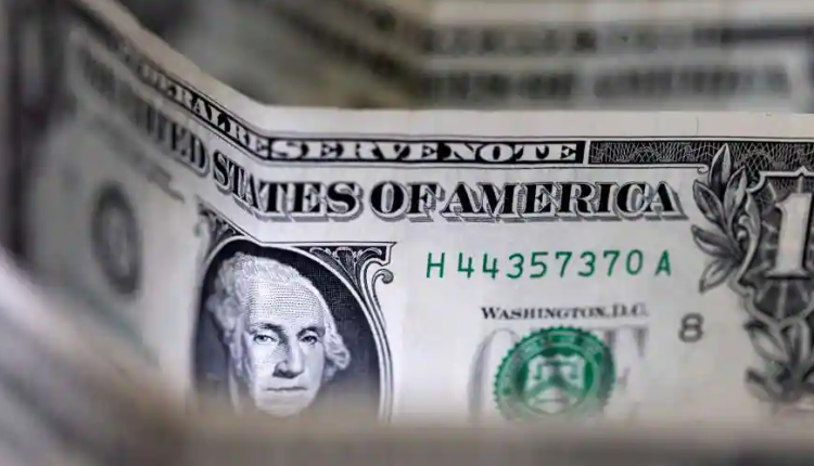 الدولار يرتفع بفعل توقعات بتشديد سياسة الفيدرالي الأمريكي