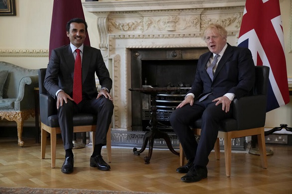 رئيس وزراء بريطانيا وأمير قطر خلال اللقاء