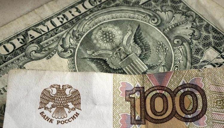 الروبل الروسي يهوى لأدنى مستوى في 8 أشهر أمام الدولار