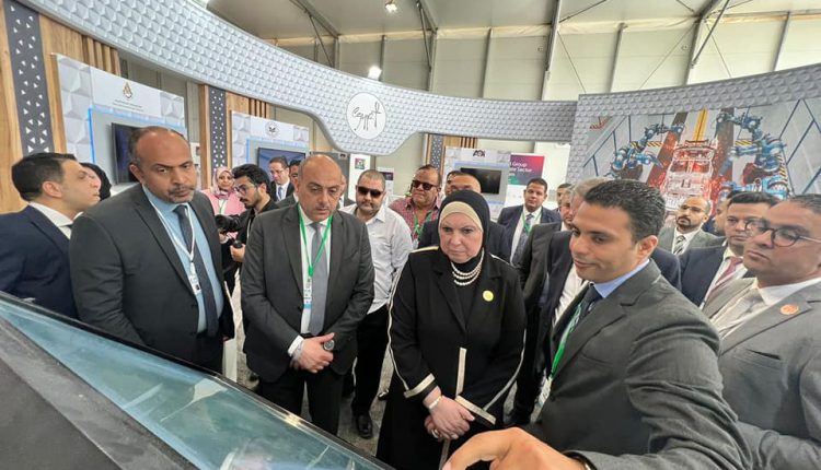 وزيرة التجارة تتفقد جناح هيئة التنمية الصناعية في ختام فعاليات مؤتمر البنك الإسلامي للتنمية