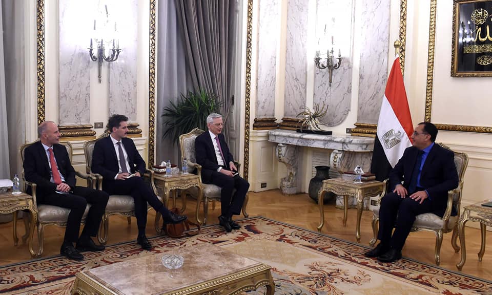 رئيس الوزراء يلتقي السفير الفرنسي لدى مصر لبحث عدد من الملفات ذات الاهتمام المشترك