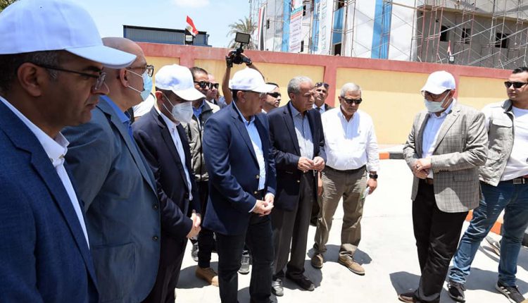 رئيس الوزراء يتفقد مشروعات مياه الشرب والصرف الصحي وتبطين الترع في قرية نهطاي بزفتي