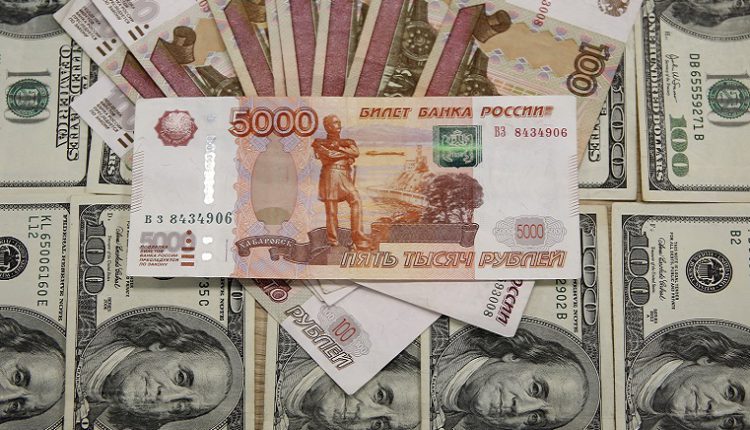 الروبل الروسي يواصل السقوط الحر ويهوى 5% أمام الدولار