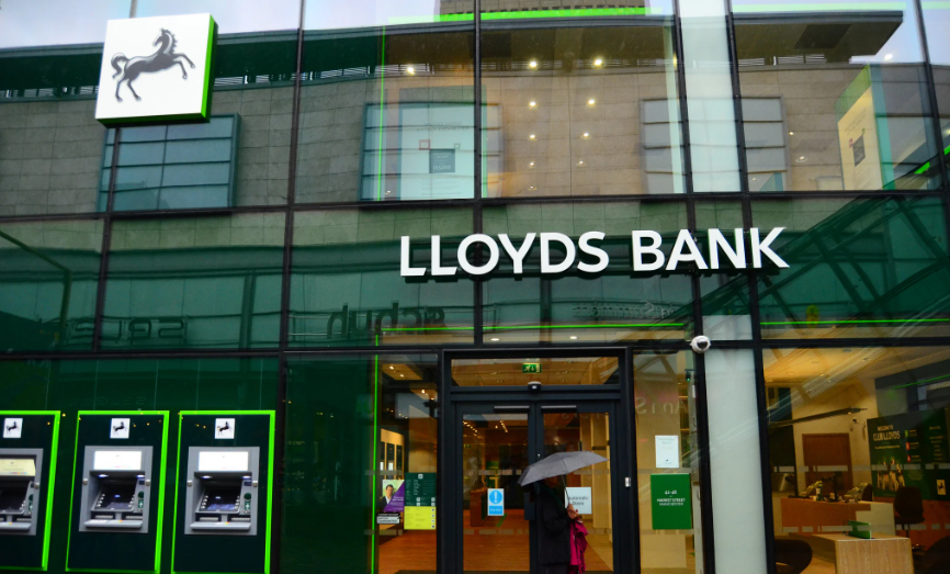 بنك لويدز البريطاني يمنح 1000 جنيه إسترليني لكل موظف لمواجهة التضخم