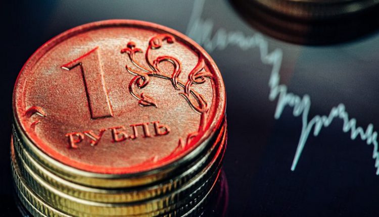 الروبل الروسي يهوى إلى 58 مقابل الدولار بعد خفض أسعار الفائدة