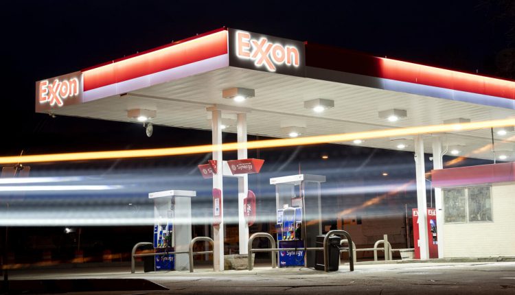 إكسون موبيل وشيفرون تحققان أرباحا قياسية بفعل ارتفاع أسعار النفط