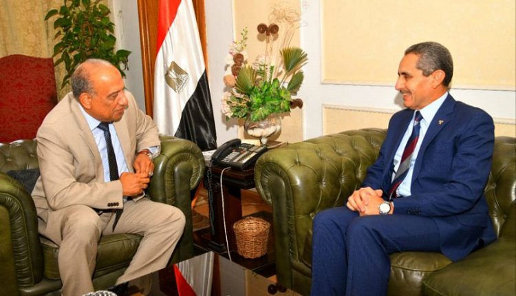 وزير قطاع الأعمال يبحث مع محافظ الغربية موقف تطوير شركة مصر للغزل والنسيج