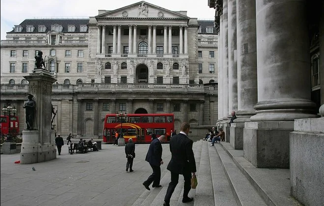 بنك إنجلترا يرفع أسعار الفائدة ربع نقطة مئوية إلى 4.25%