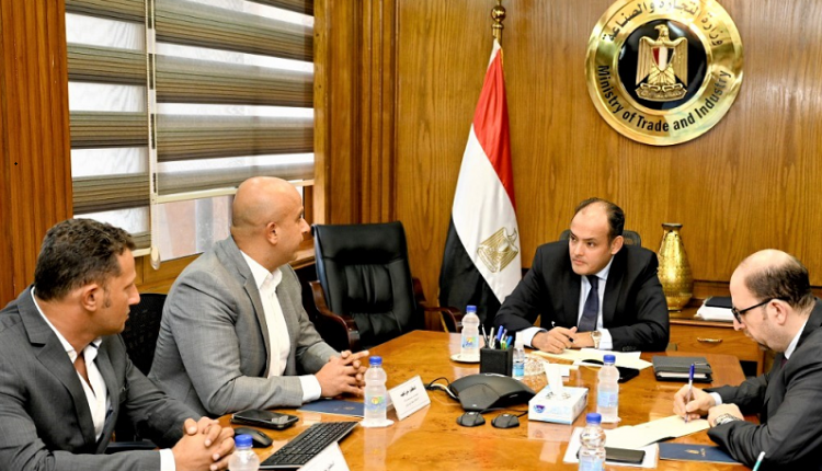 وزير التجارة يلتقي بممثلي أول شركة مصرية لتكنولوجيا تحويل المركبات للعمل بالطاقة الكهربائية