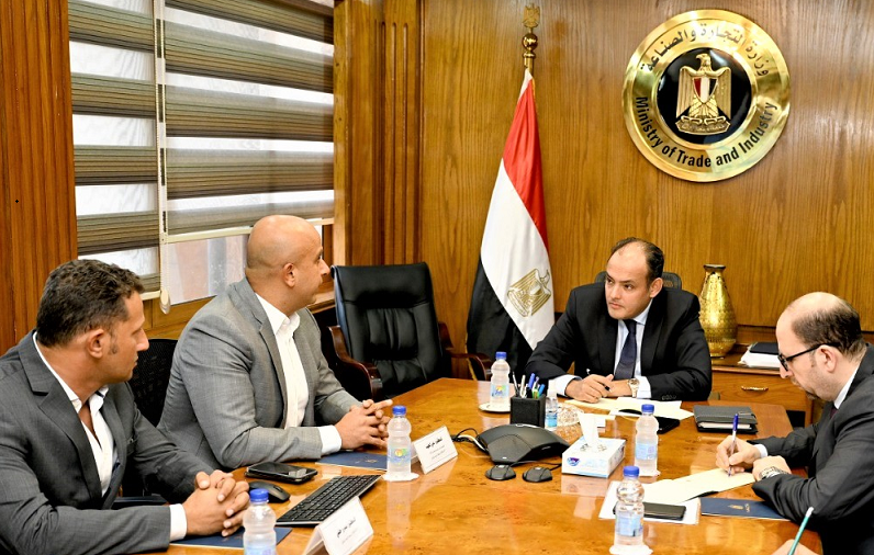 وزير التجارة يلتقي بممثلي أول شركة مصرية لتكنولوجيا تحويل المركبات للعمل بالطاقة الكهربائية