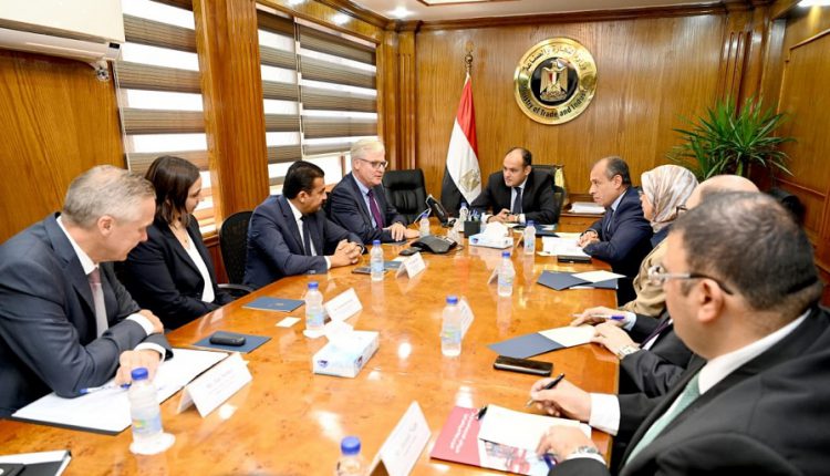وزير التجارة: فرص واعدة بين مصر وألمانيا في مجالات الطاقة المتجددة والهيدروجين الأخضر