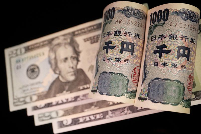 الين الياباني يهوى لأدنى مستوى في 34 عاما مع صعود الدولار