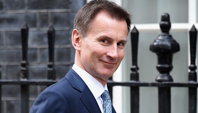وزير المالية البريطاني الجديد يلغي جميع التخفيضات الضريبية المخطط لها تقريبا