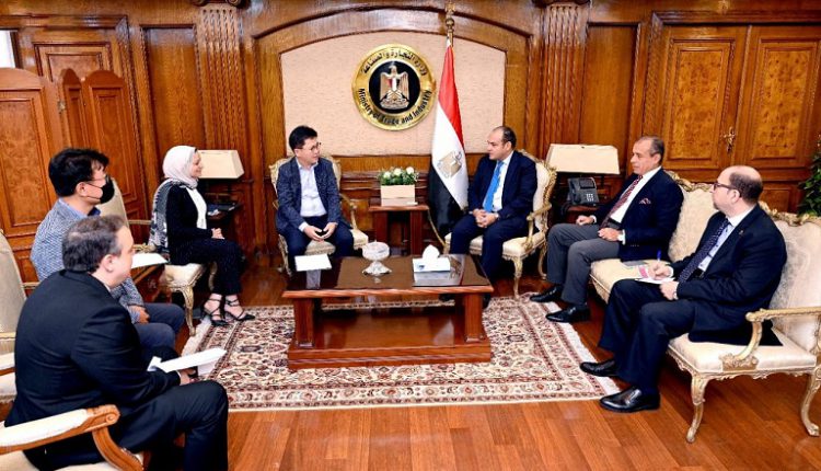 وزير التجارة يبحث مع سامسونج خططها التوسعية بالسوق المصري