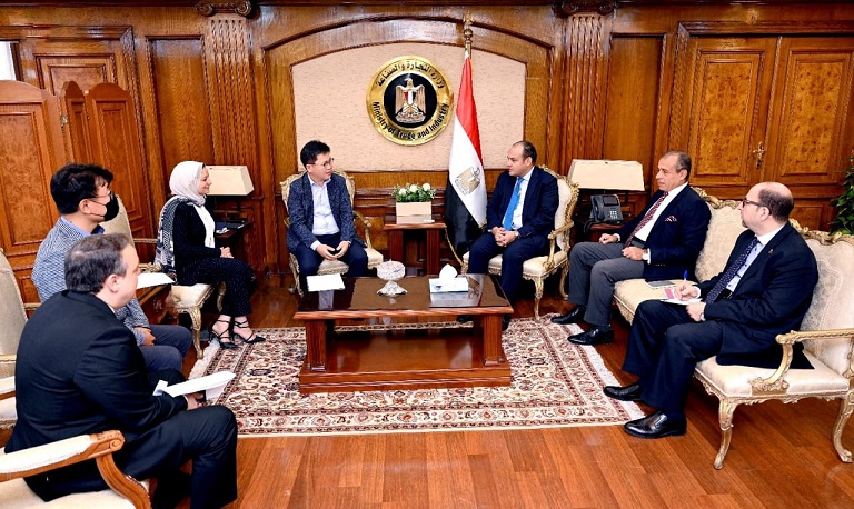 وزير التجارة يبحث مع سامسونج خططها التوسعية بالسوق المصري