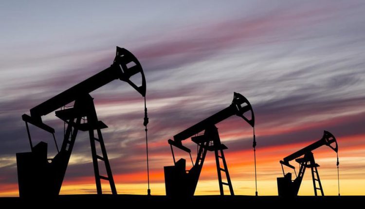 أسعار النفط تسجل أكبر خسارة أسبوعية وخام برنت يفقد 12%