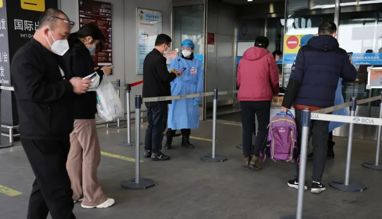 مطار بكين يتوقف عن إلزامية تقديم فحص كورونا للقادمين