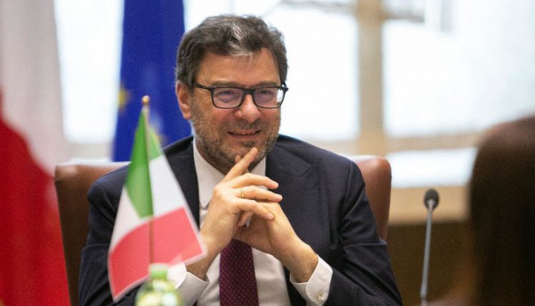 وزير الاقتصاد الإيطالي: انخفاض أسعار الطاقة بحلول شهر مارس أمر غير واقعي