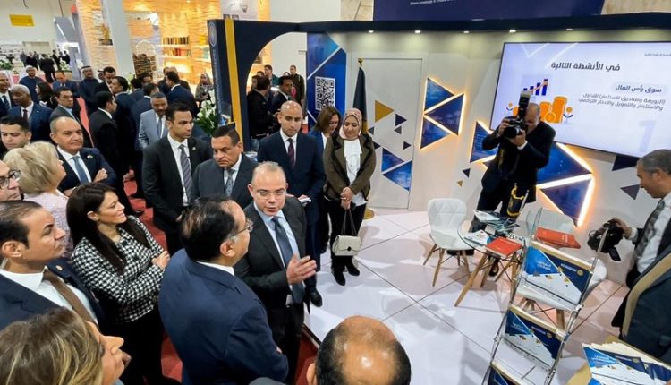رئيس الوزراء يتفقد جناح الرقابة المالية بمعرض القاهرة الدولي للكتاب