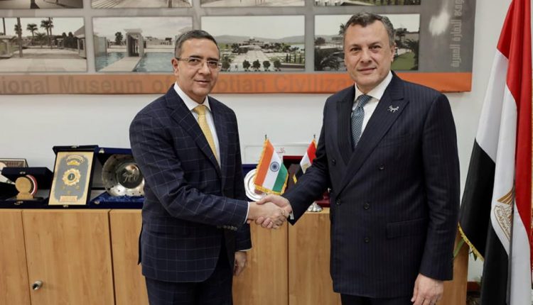 وزير السياحة يناقش مع سفير الهند في القاهرة سبل تعزيز التعاون المشترك