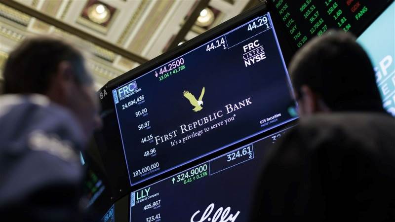 السلطات الأمريكية تعرض على عدة بنوك شراء مصرف فيرست ريبابليك