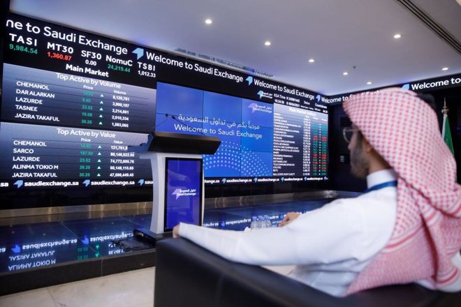 سهم أرامكو السعودية يفقد 0.46% ويدفع السوق للتراجع بتداولات تقارب 6.9 مليار ريال