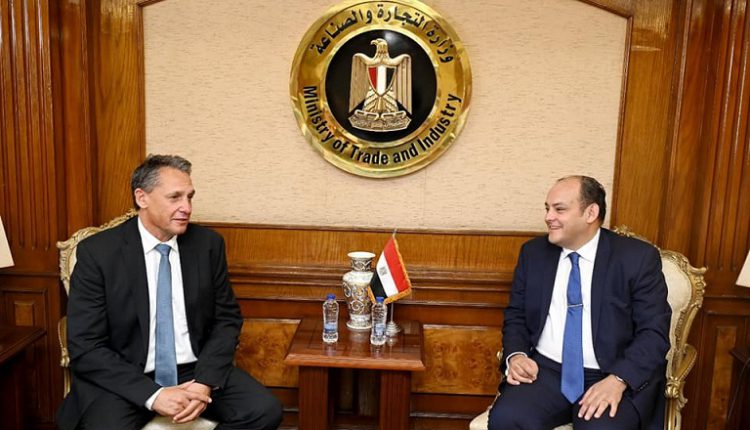 وزير الصناعة يبحث مع وفد مرسيدس بنز تعزيز استثمارات الشركة بالسوق المصري