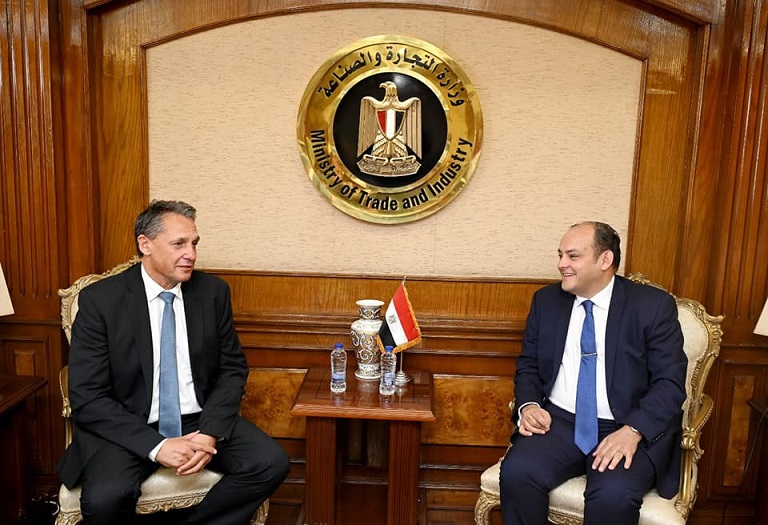 وزير الصناعة يبحث مع وفد مرسيدس بنز تعزيز استثمارات الشركة بالسوق المصري