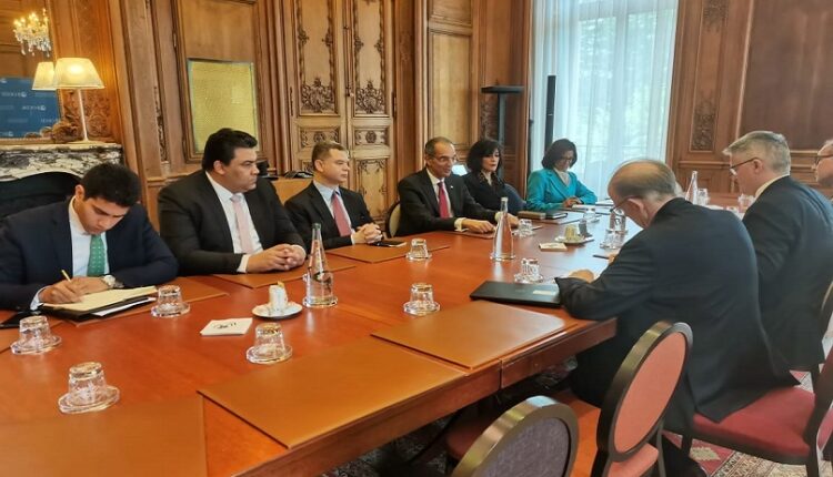 وزير الاتصالات يبحث مع قيادات عدد من الشركات الفرنسية الفرص الاستثمارية في مصر