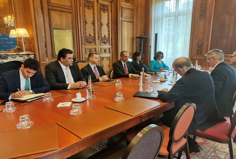 وزير الاتصالات يبحث مع قيادات عدد من الشركات الفرنسية الفرص الاستثمارية في مصر