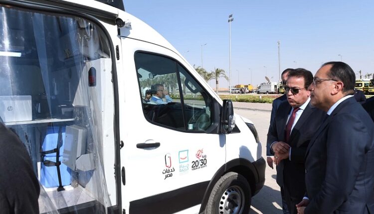 رئيس الوزراء يتفقد إحدى عربات الحملة