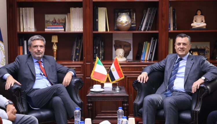 وزير السياحة يبحث مع السفير الإيطالي بالقاهرة سبل تعزيز التعاون بين البلدين