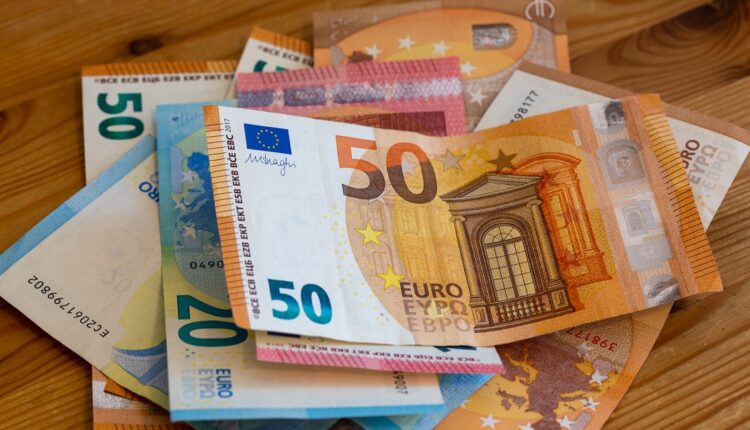 مديرو الأصول يقلصون رهاناتهم على مكاسب اليورو إلى أدنى مستوى في أكثر من عام