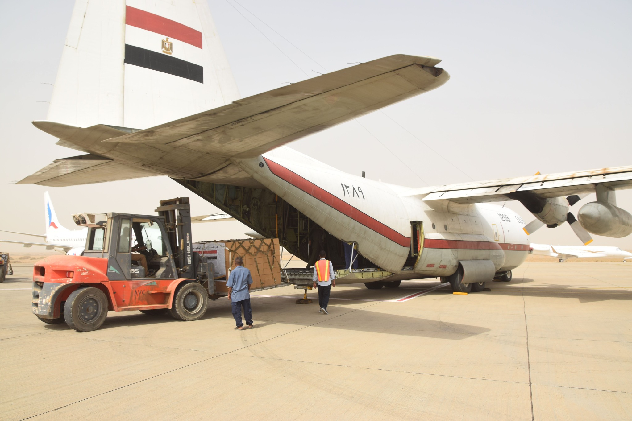 مصر ترسل شحنات إنسانية مقدمة من الجامعة العربية إلى الشعب السوداني